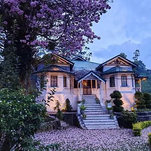 Walauwa On The Hill Hotel